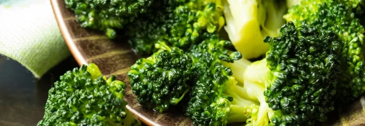 Frischer Brokkoli auf einem Teller